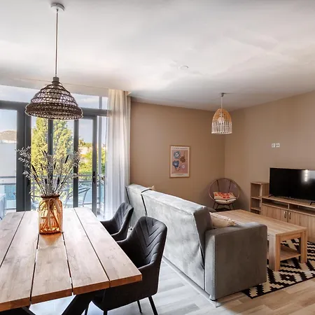 Cleopatra Apartment *